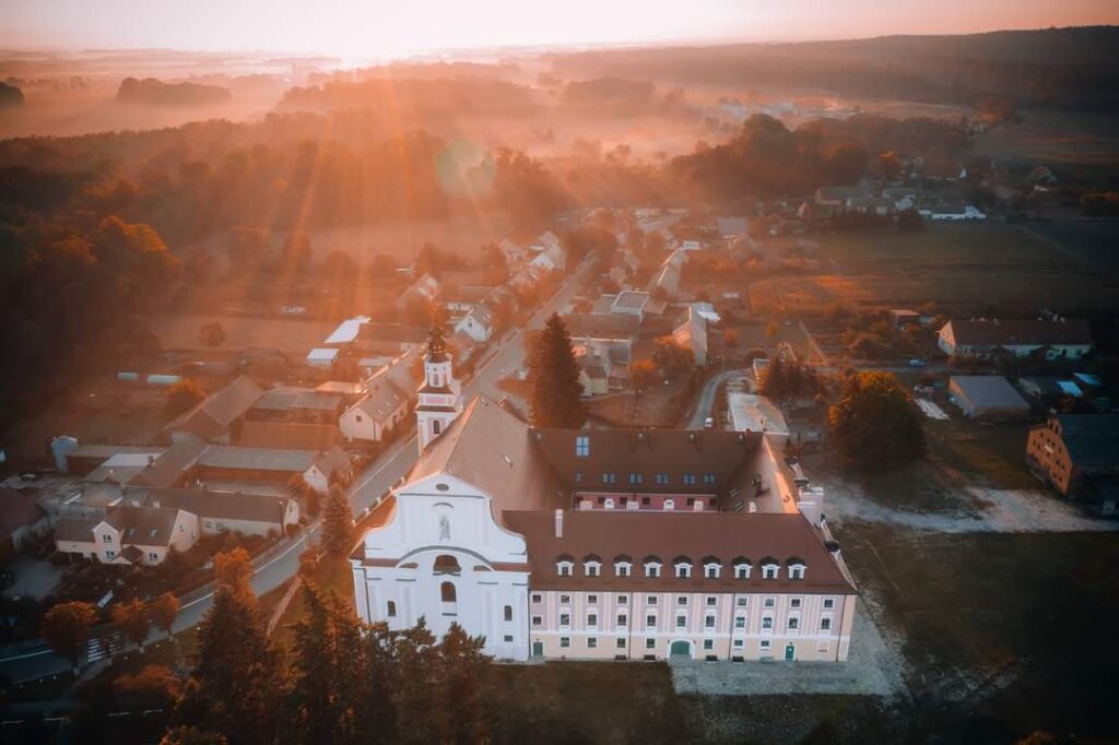 Garnierówka - klasztor Pokarmelicki z lotu ptaka o wschodzie słońca