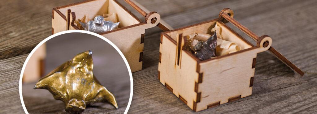 Odlewy Kotewki Orzech wodny w drewnianych pudełkach z trocinami 